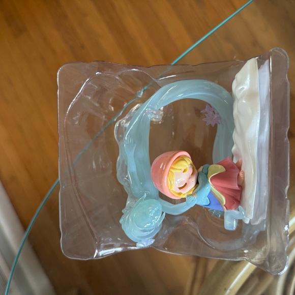 52TOYS Snow Maiden Figurine - Pastel Ice Blue & Pink - Picture 2 of 4